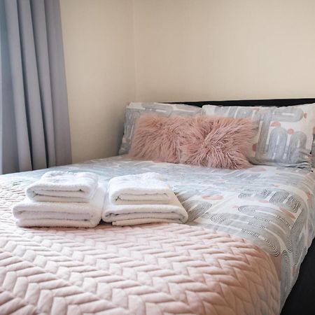 4 Bedroom Flat With High Speed Wi-Fi In North Acton, Ealing, West London Exterior photo