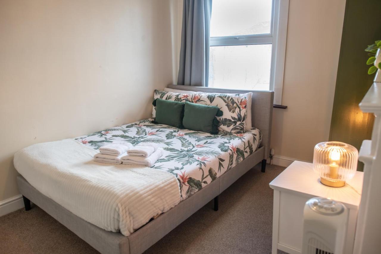 4 Bedroom Flat With High Speed Wi-Fi In North Acton, Ealing, West London Exterior photo
