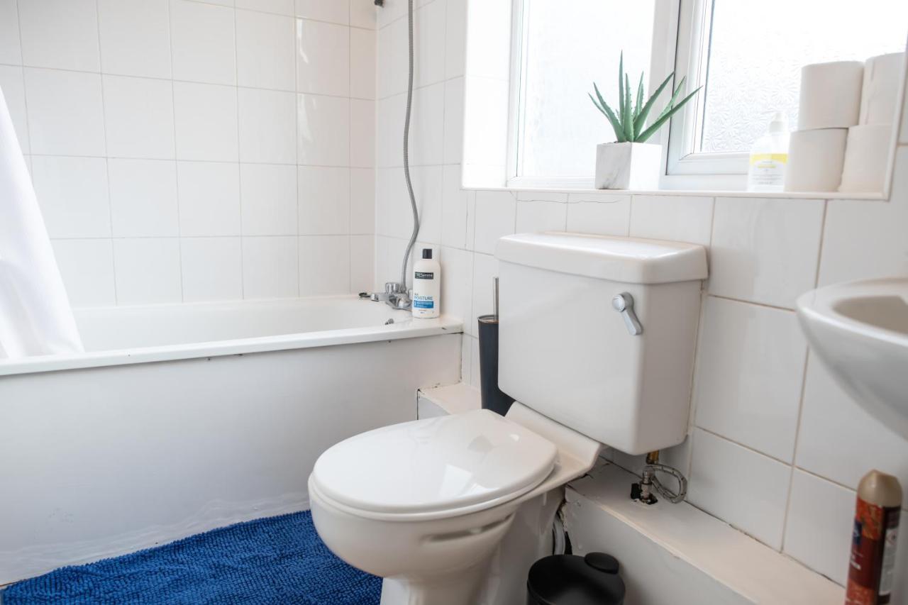 4 Bedroom Flat With High Speed Wi-Fi In North Acton, Ealing, West London Exterior photo