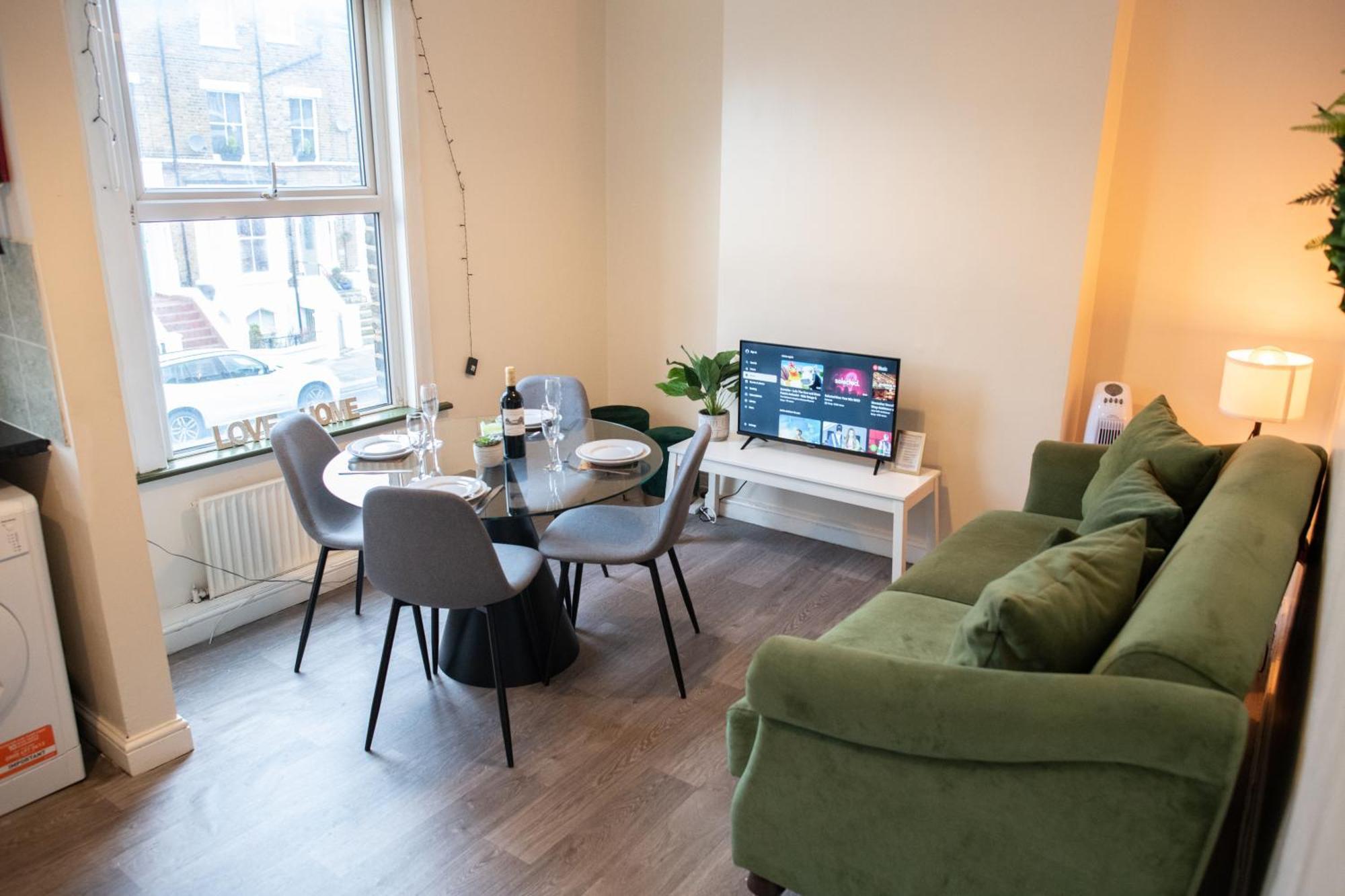 4 Bedroom Flat With High Speed Wi-Fi In North Acton, Ealing, West London Exterior photo