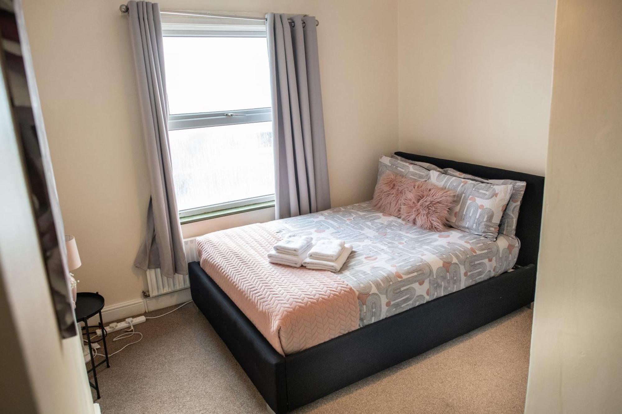 4 Bedroom Flat With High Speed Wi-Fi In North Acton, Ealing, West London Exterior photo
