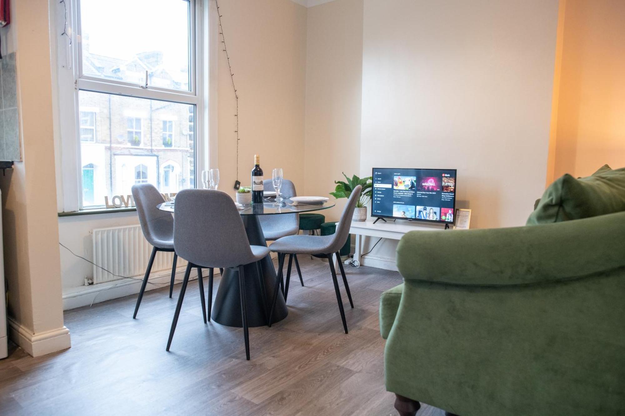 4 Bedroom Flat With High Speed Wi-Fi In North Acton, Ealing, West London Exterior photo