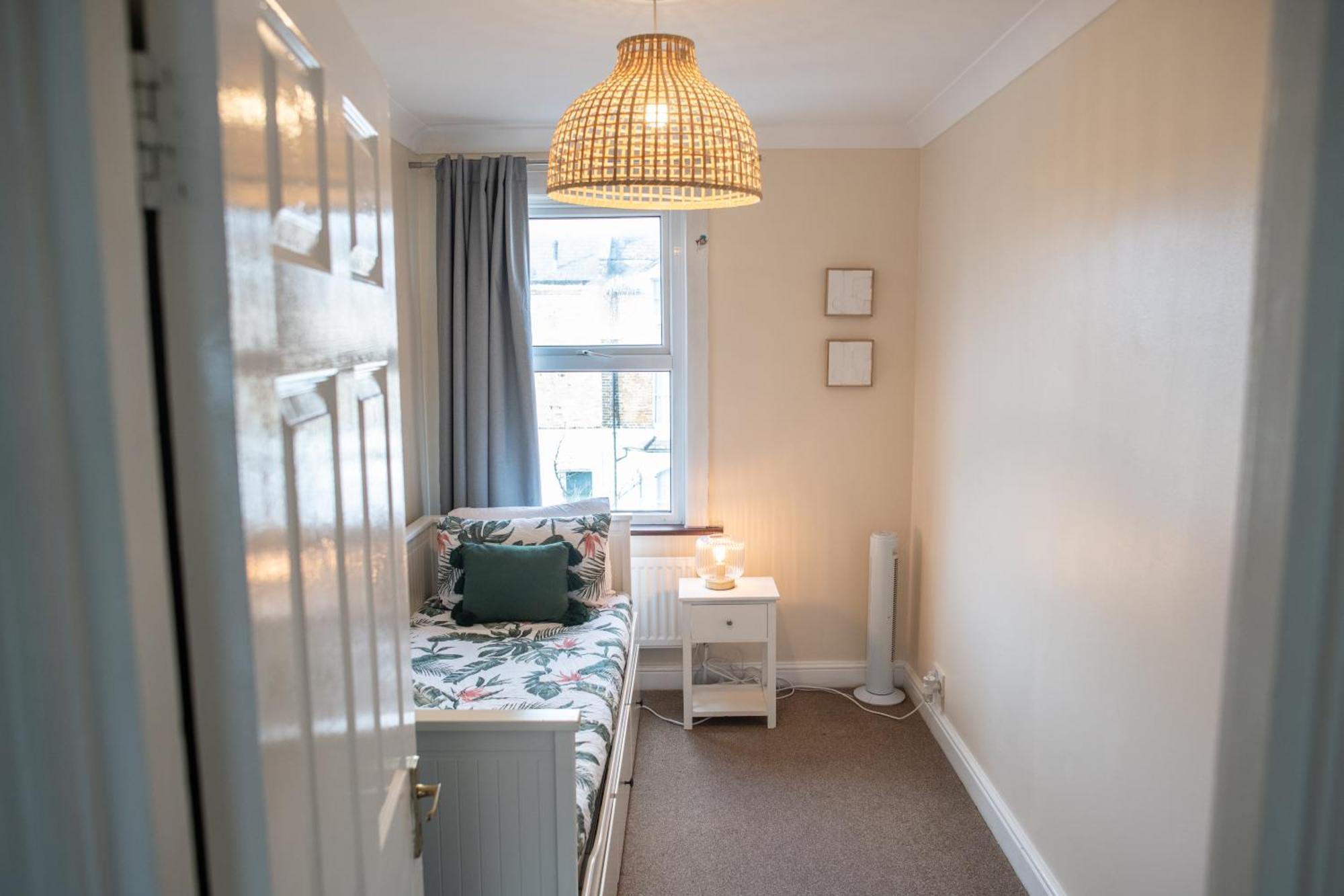 4 Bedroom Flat With High Speed Wi-Fi In North Acton, Ealing, West London Exterior photo